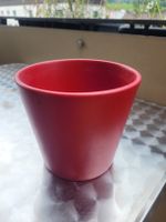 Roter Blumentopf, ideal für den Frühlingsgarten!
