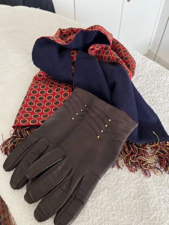 Schal mit Handschuhen