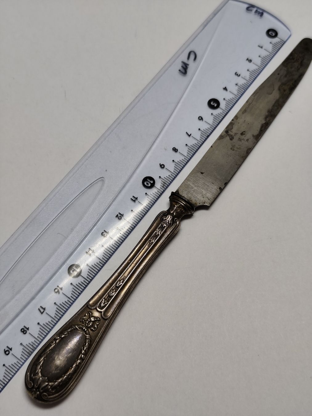 Besteck: Antikes Messer mit kunstvoll verziertem Silbergriff  – Gebraucht aus Châtelaine von Tropic.Watch2 2
