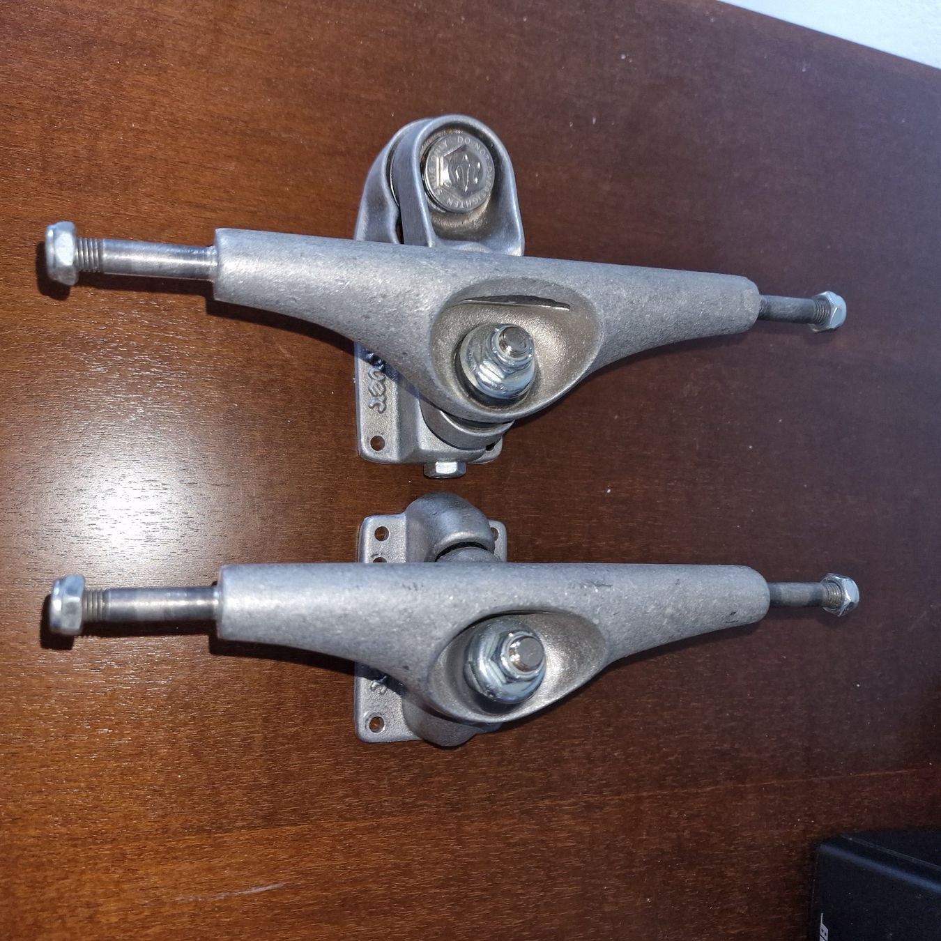 Skateboards: Carver Trucks – D'occasion à spiez par jimbojones123