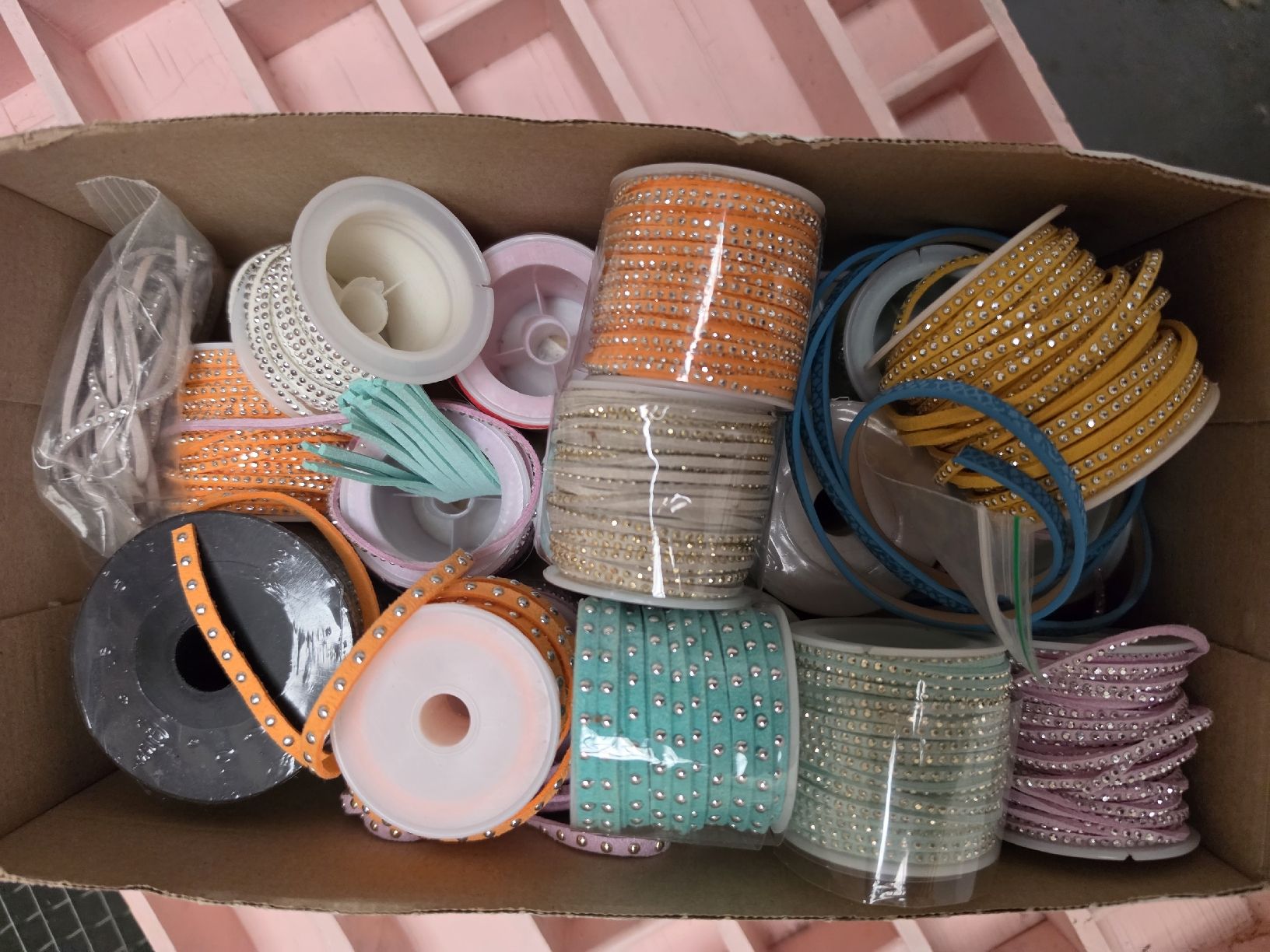 Kit bricolage: Strassbänder zum Basteln. – Nuovo (secondo la descrizione) da Kefikon TG venduto da Livline