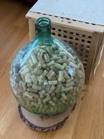 Weinballon gefüllt mit Korken