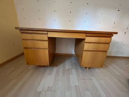 Massiver Schreibtisch Holz mit Schubladen - guter Zustand
