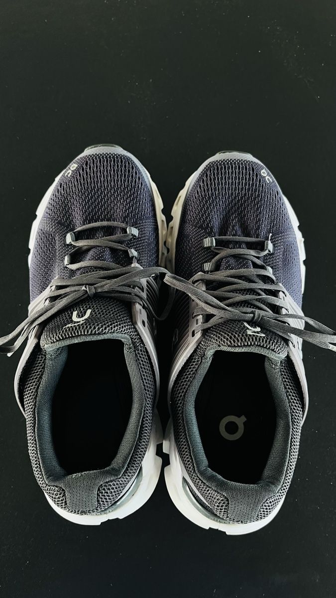 On Scarpe da donna: On Schuhe Anthrazit mit weisser Sohle 38.5 – Usato da Merenschwand venduto da katerchen01