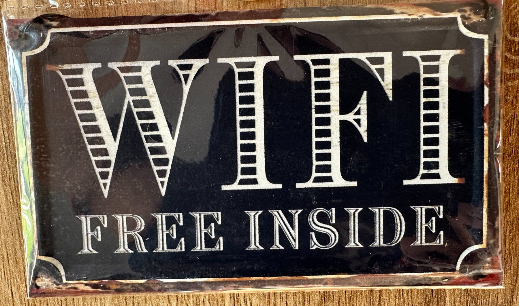 Insegne: Vintage Blechschild "WIFI FREE INSIDE" Gratis W-LAN – Nuovo e nell'imballaggio originale da Courlevon venduto da Poleposition 2
