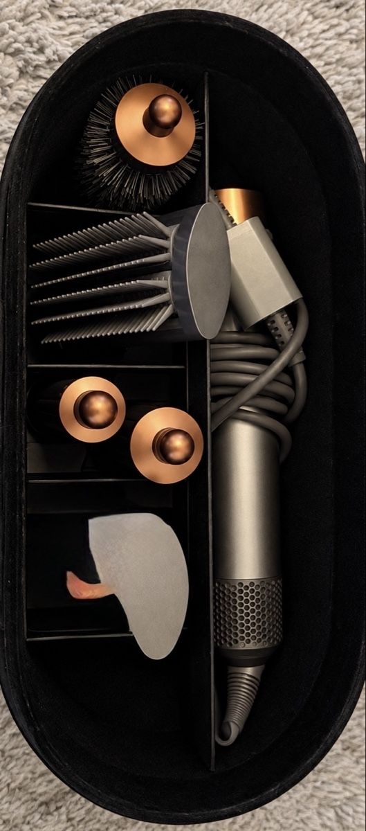 Dyson Asciugacapelli: Dyson Airwrap Styler set complete like new condition – Usato da Hombrechtikon venduto da Marianasr0_