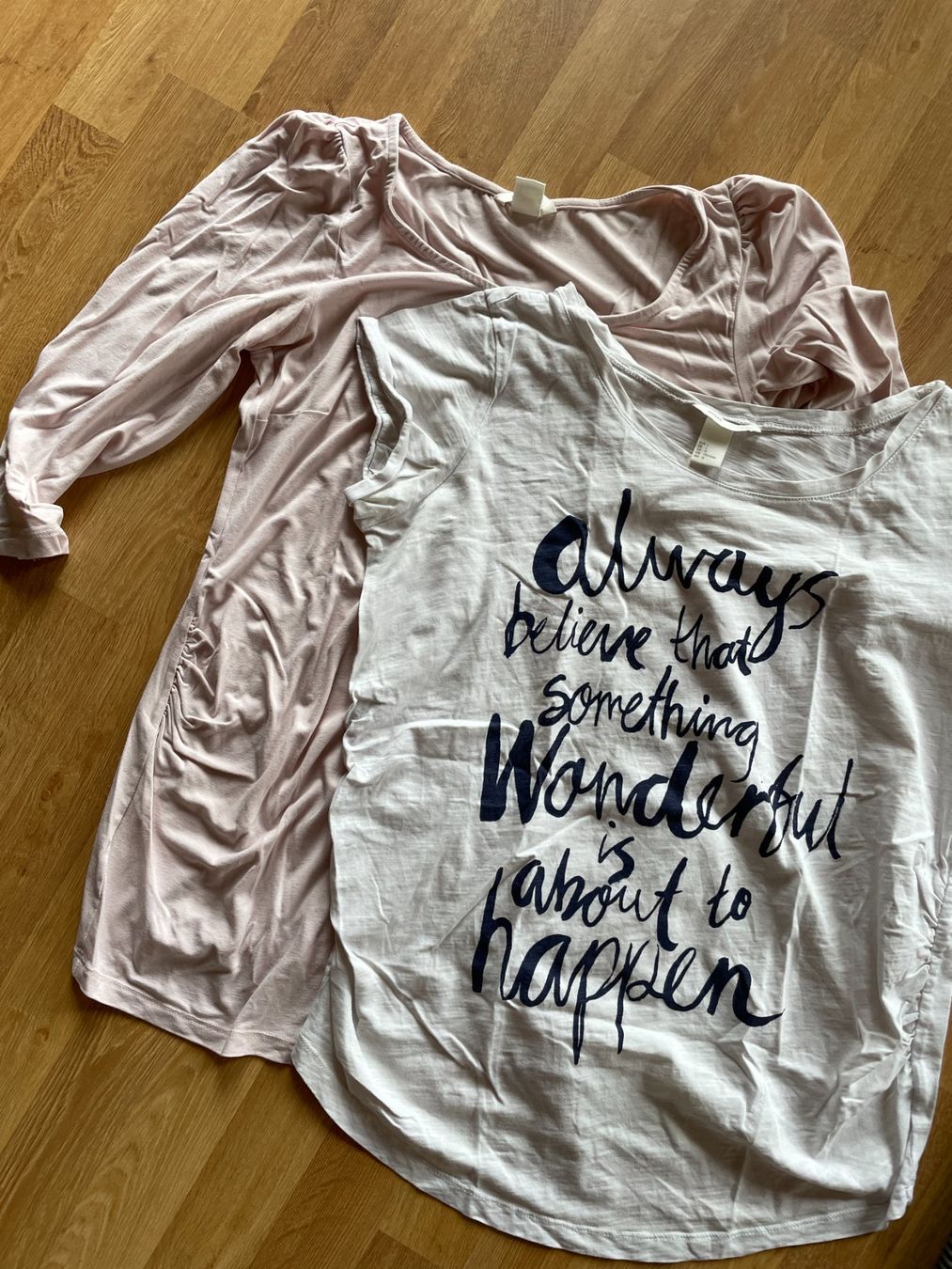 H&M Lotti di vestiti: 2 Umstandsshirts / Schwangerschaftsshirts L – Usato da Niedermuhlern venduto da ste_c5h9