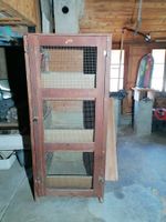 Kaninchenstall aus Holz mit drei Etagen