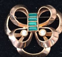 Brosche Blumenform mit grünen Steinen