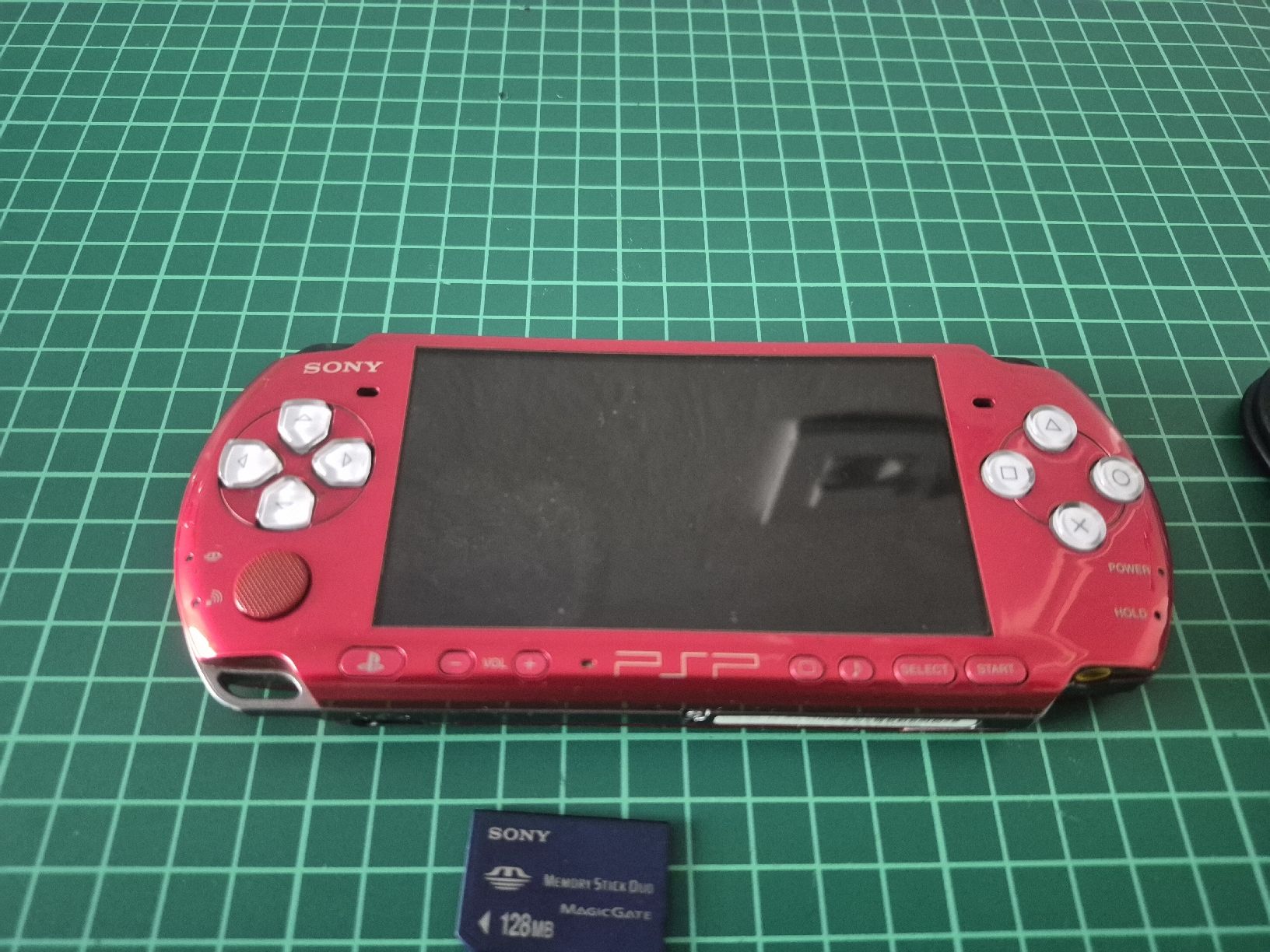 Sony Console: Sony PSP 3004 Red Handheld Console Bundle Good Condition – Usato da Meyrin venduto da Retro-GZ 4
