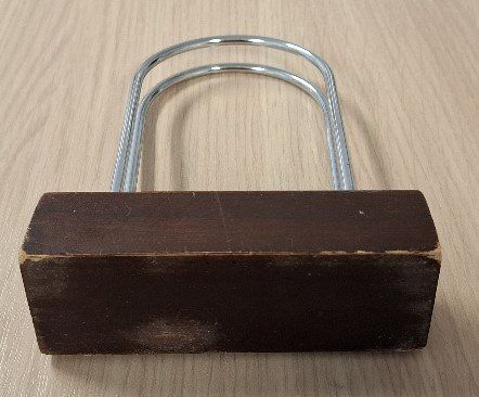 Ladenausstattungen & Messebau: Holz Kartenhalter – Gebraucht aus Steg im Tösstal von Baumerfladen 3