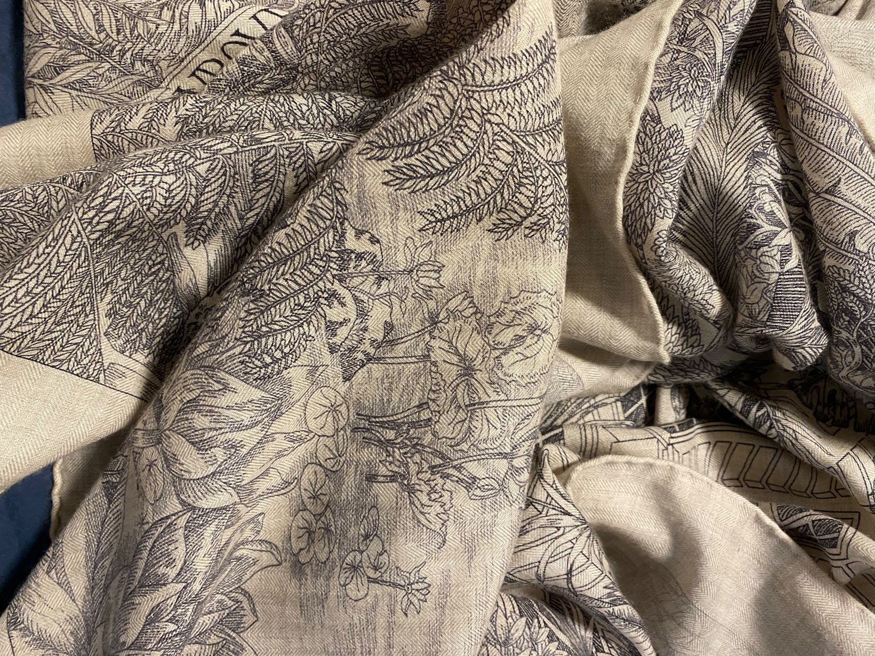 Hermès Foulard & Sciarpe: Hermes Faubourg Tropical shawl – Usato da Grosshöchstetten venduto da din_9xn8 4