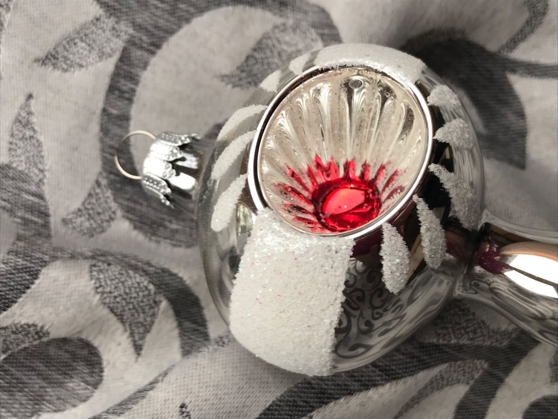 Tutte le decorazioni: Silberner Christbaumschmuck mit Einstich/Reflex rot – Nuovo e nell'imballaggio originale da Alpnach Dorf venduto da marvo 1