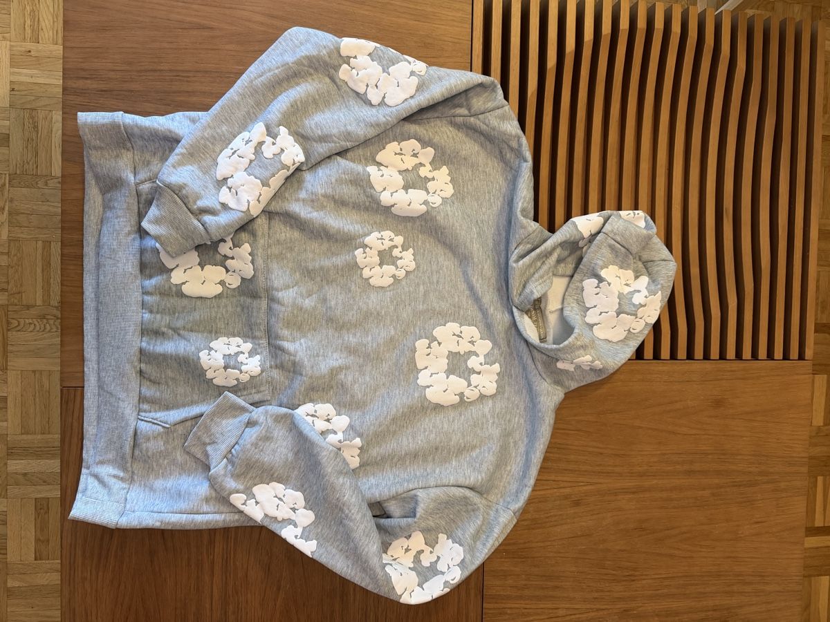 Pullover & Sweatshirts: Auffälliger und gemütlicher Kapuzenpullover – Neu und originalverpackt aus Kloten von Cashmoney1