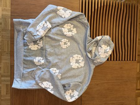 Auffälliger und gemütlicher Kapuzenpullover