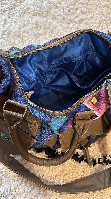 Sacs femmes: Sac Desigual multicolore, bon état – D'occasion à Monthey par Chez-Dani-81 1