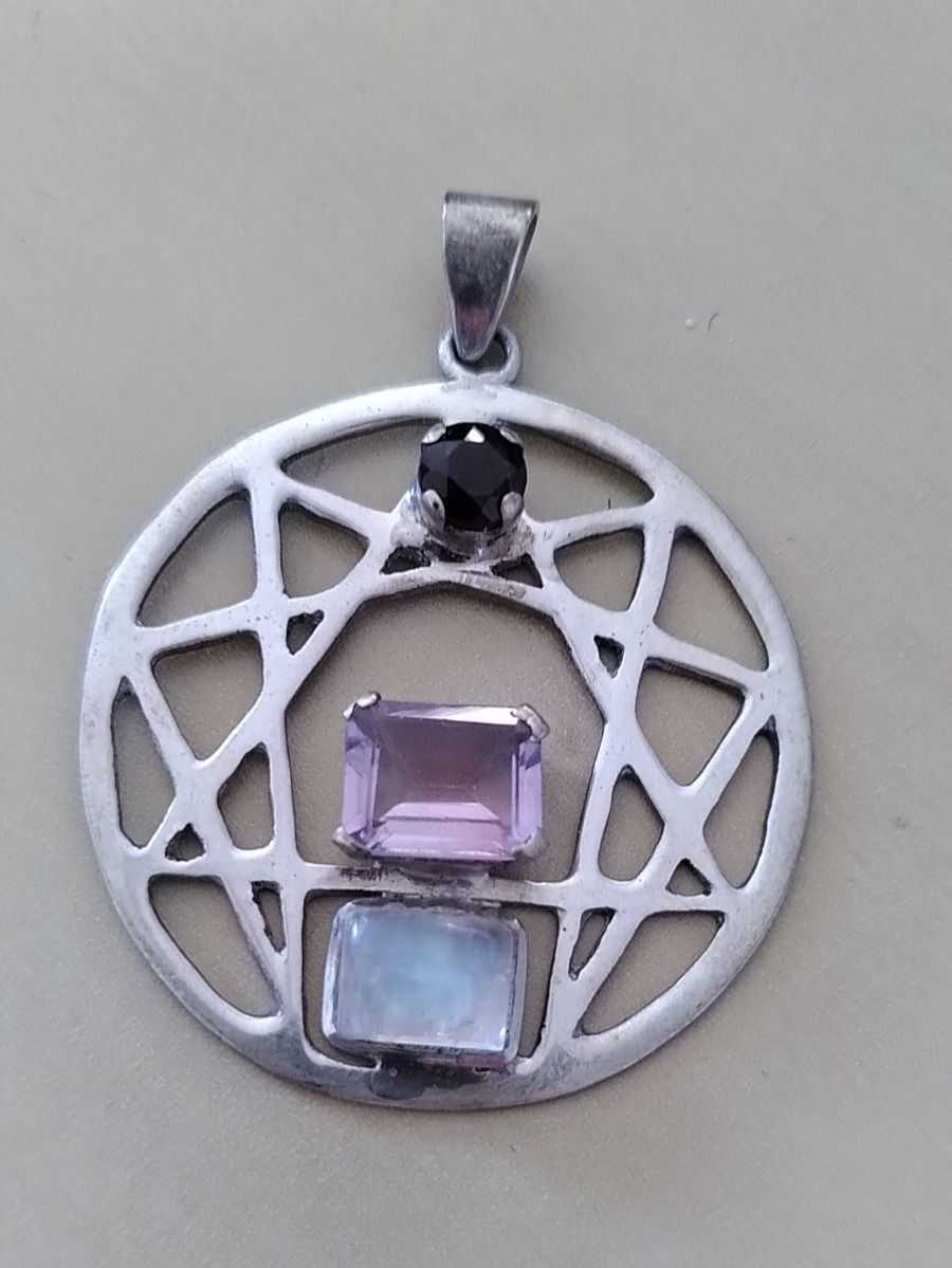 Ciondoli: Anhänger mit Granat, Amethyst und Mondstein – Nuovo (secondo la descrizione) da Zürich venduto da Gillheri