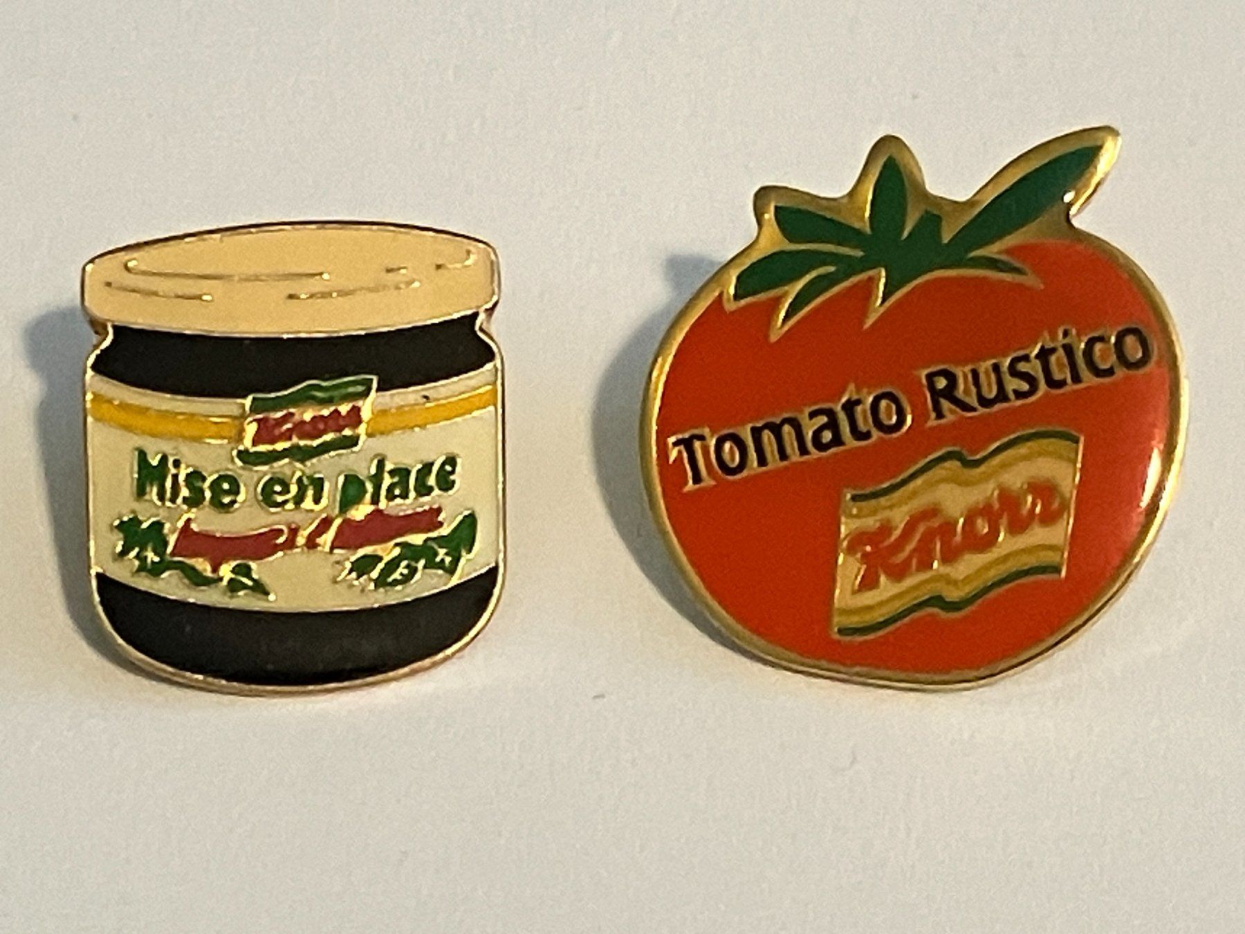 Placchette & Badge: 2 Pin Knorr Tomato Rustico Mise an place – Usato da Basel venduto da djwwpp