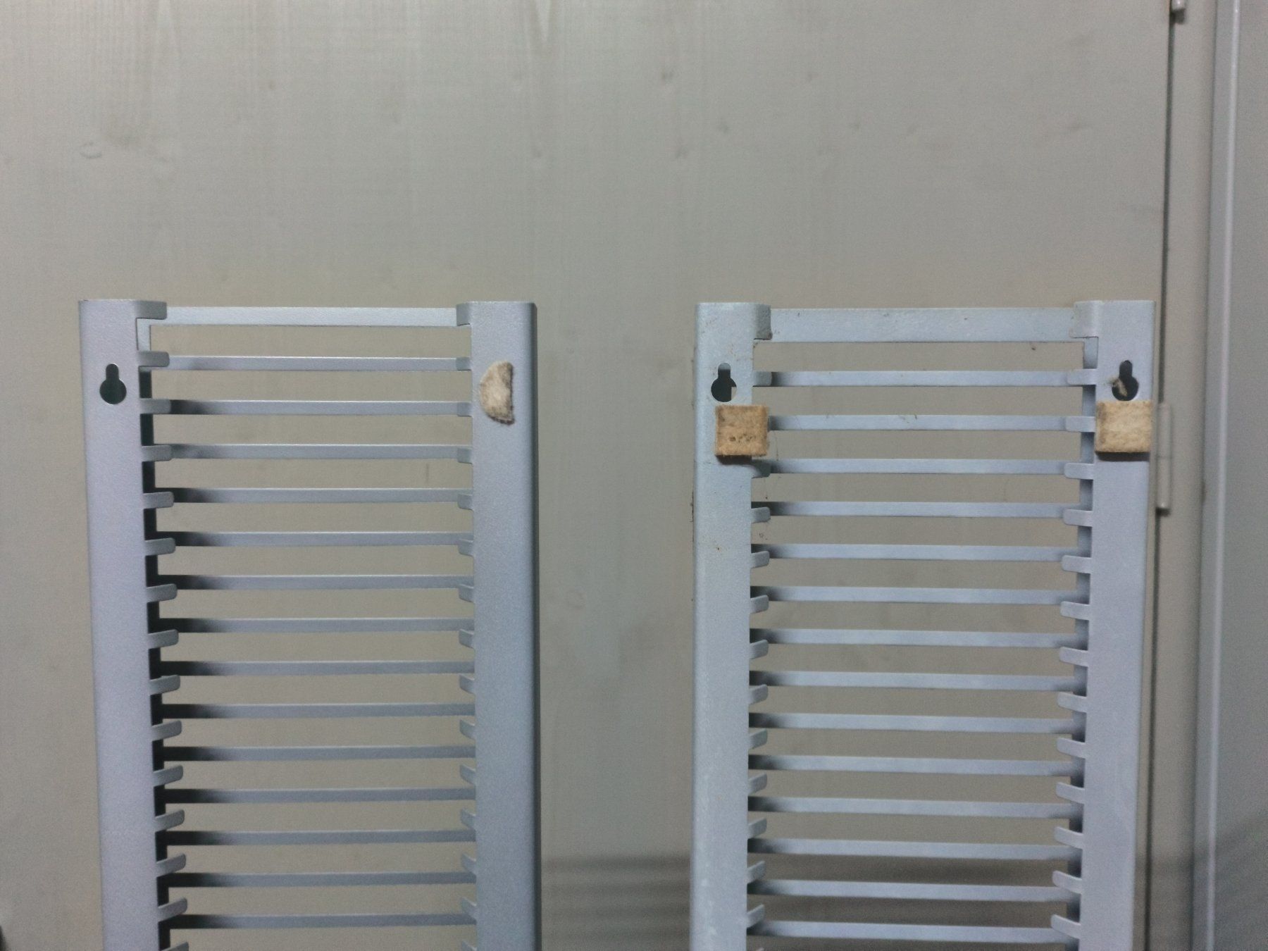 Racks & Ständer: 2er-Set Bodenständer für CDs – Gebraucht aus Wabern von Silencio 2