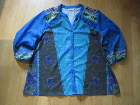 Frühlingshafte Bluse, blau gemustert
