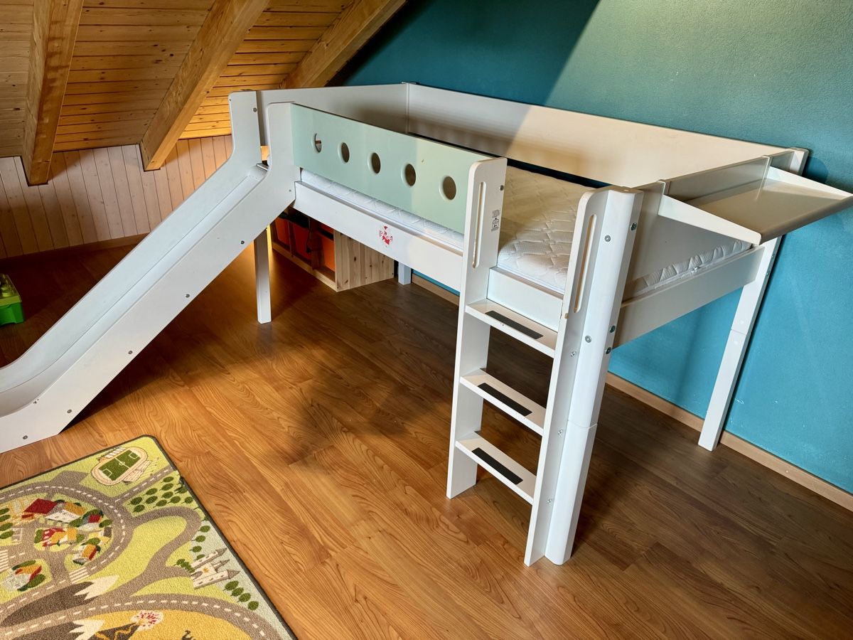 Lits: Flexa Hochbett mit Rutsche  – D'occasion à Wädenswil par remobraendli 1