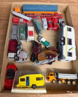 Konvolut Spielzeugautos 19 Teile LKW Anhänger Wohnmobil i...