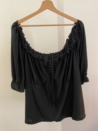 Oberteil mit Carmenausschnitt & Lochmuster Gr. 56 / 58 / 60