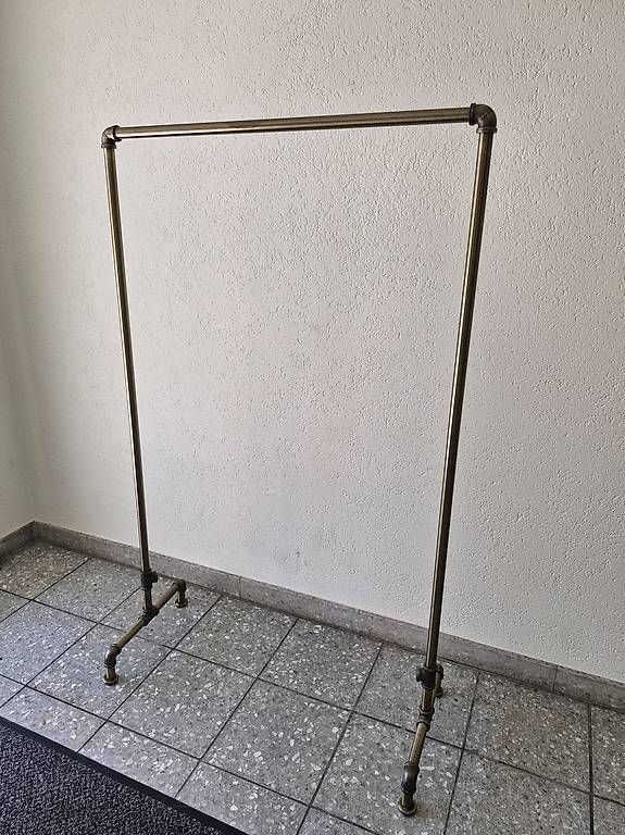 Garderobe: Industrial Kleiderständer Bronze – Gebraucht aus Luzern von Martina.Achermann
