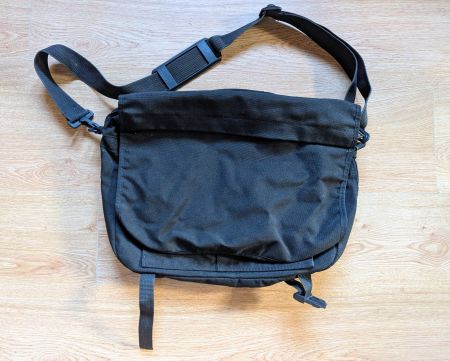 Umhängetasche schwarz mit verstellbarem Gurt