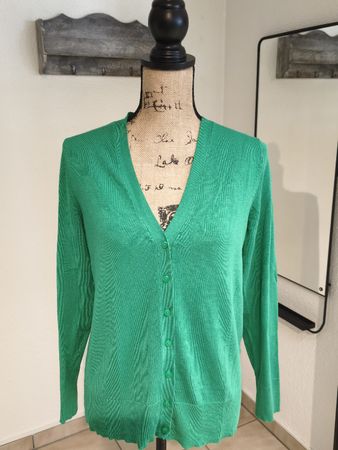 Grüne Strickjacke Gr. M - Leicht und luftig für den Frühling