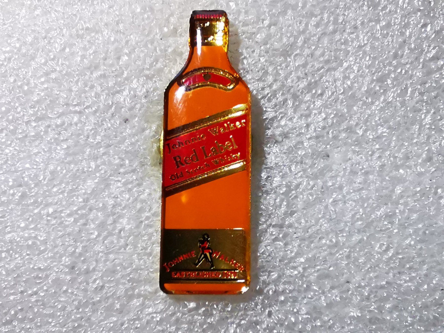 Plaketten & Abzeichen: Ansteckpin 48: Johnnie Walker Red Label – Gebraucht aus Oppligen von Pin-Fall-Shop
