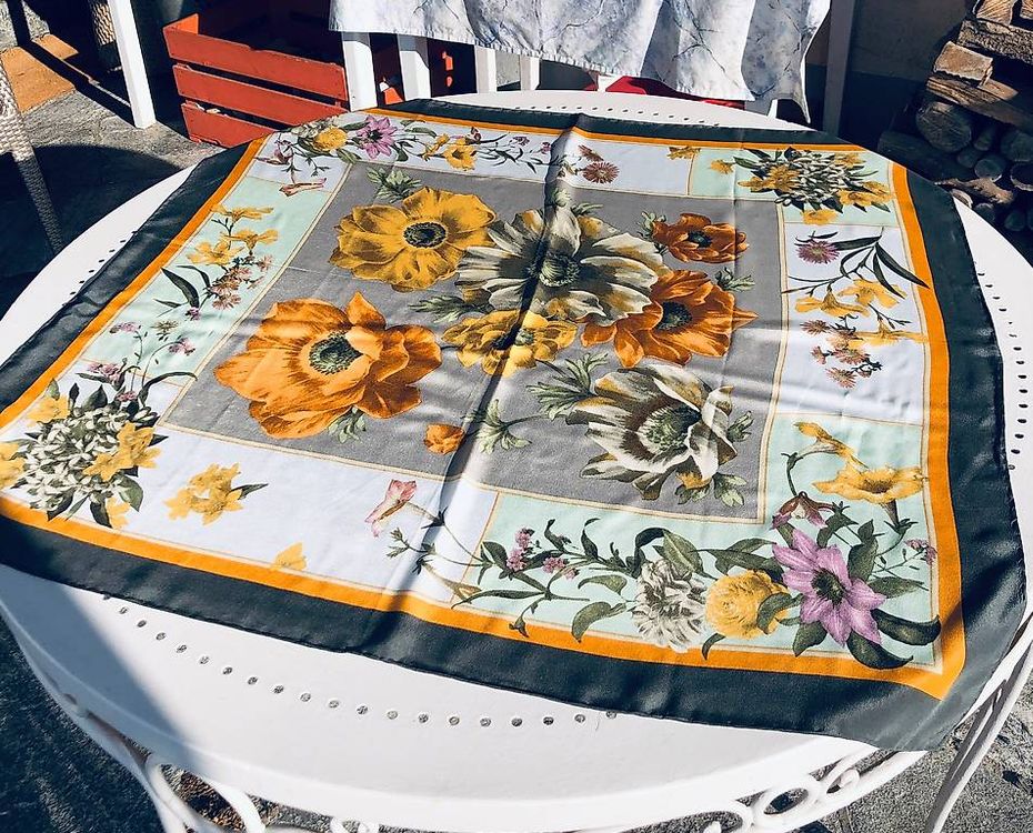 Foulard & Sciarpe: Wunderschöner Seidenfoulard, Olive/beige mit bunten Blumen – Usato da Herrliberg venduto da els_r8qb 1