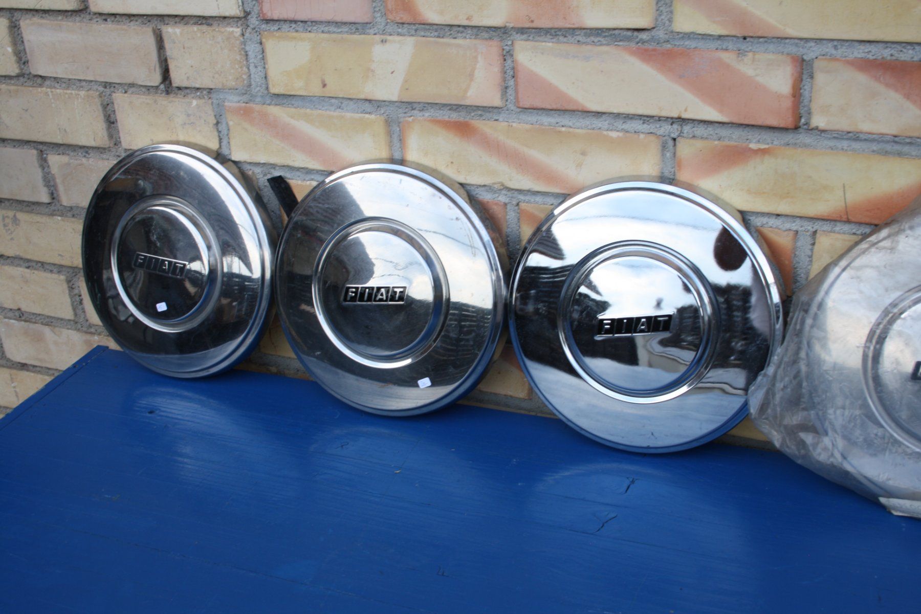 Fiat Tutti pezzi di ricambio auto: 5 CHROM RAD DECKEL VERMUTLICH FIAT 124 ODER 131 – Usato da Wauwil venduto da Pneuedy 4