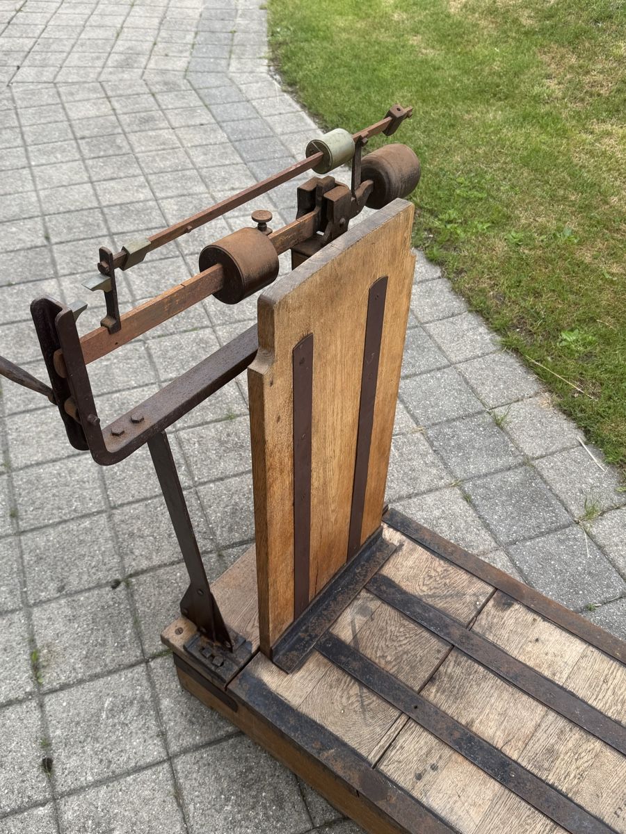 Tutte le decorazioni: Antike Sackwaage – Usato da Baar venduto da PownallHall 2