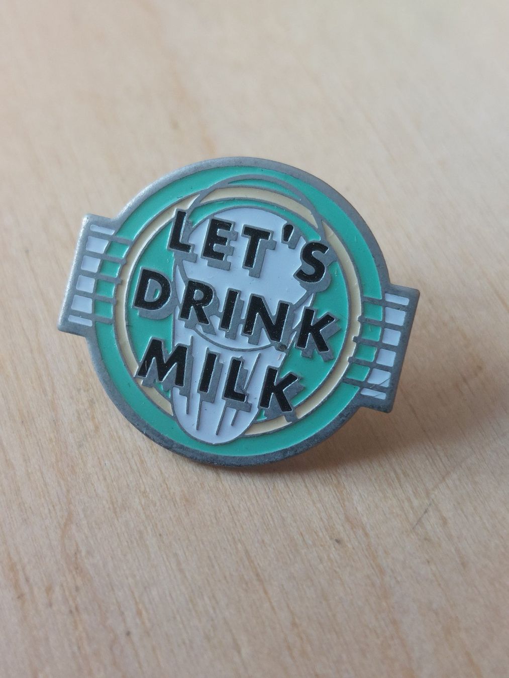 Placchette & Badge: LET'S DRINK MILK - PIN – Usato da Gipf - Oberfrick venduto da Esnoopy 2