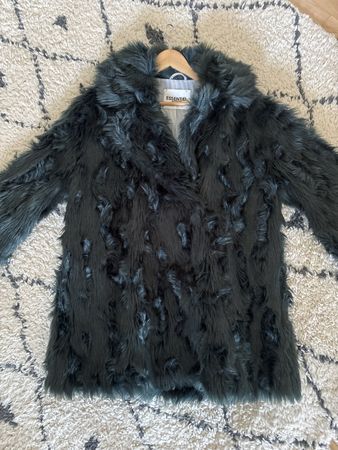 Neuwertige Kunstfell Jacke von Essentiel Antwerp, Grösse 38