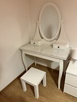 Toeletta con specchio e sgabello bianco usato