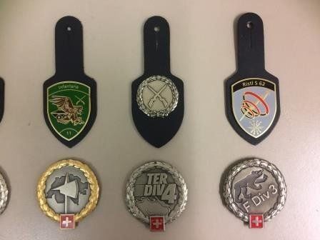 Schweizer Armee Placchette & Badge: Abzeichen Set Swiss Army 10 Stk. – Usato da Riedholz venduto da mastercom 2