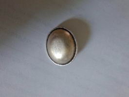ovaler Knopf aus Metall