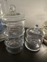 Zwei Etageren aus Glas