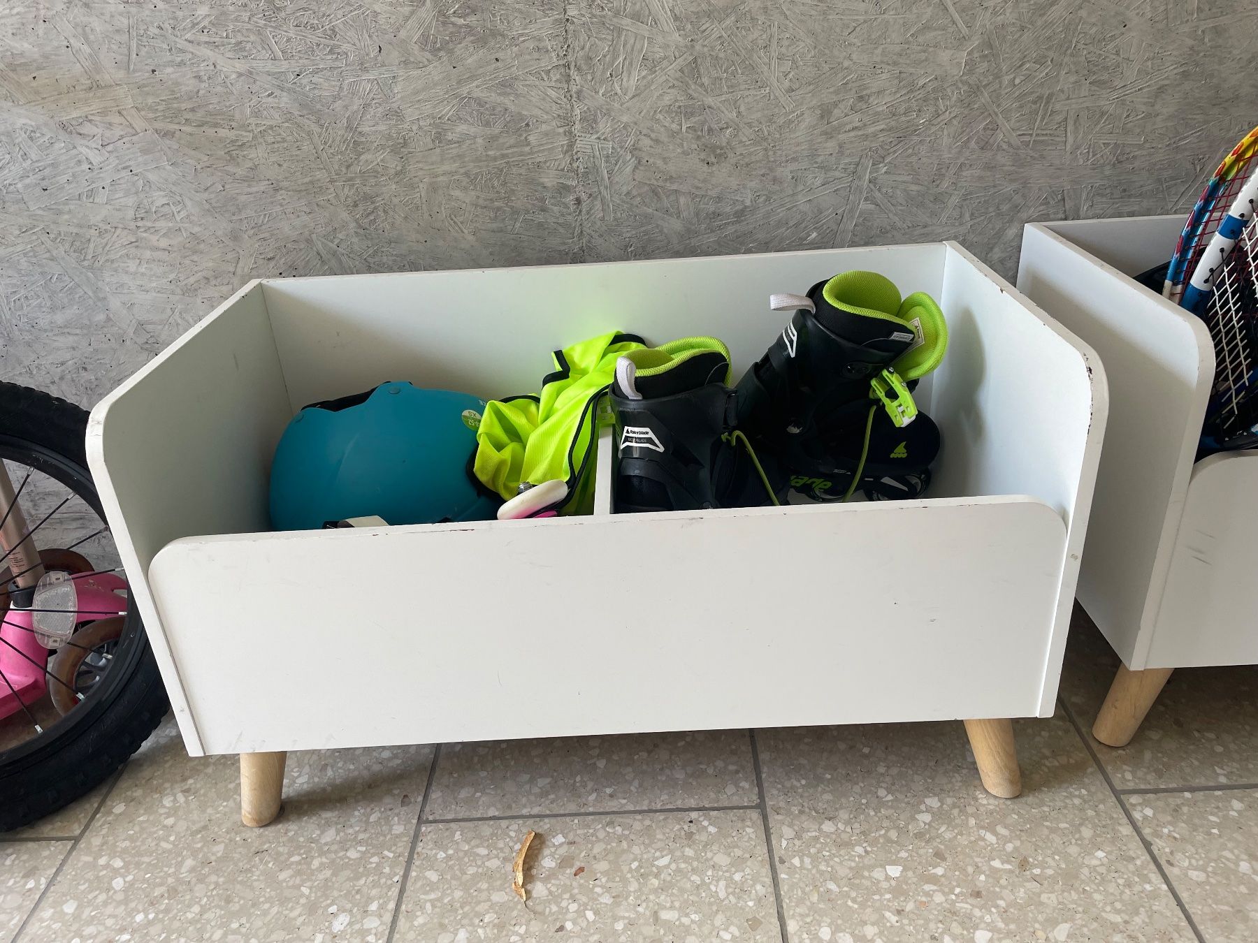 Sonstige Dekorationen & Accessoires: White storage box with compartments and legs – Gebraucht aus Küsnacht ZH von Nianrk