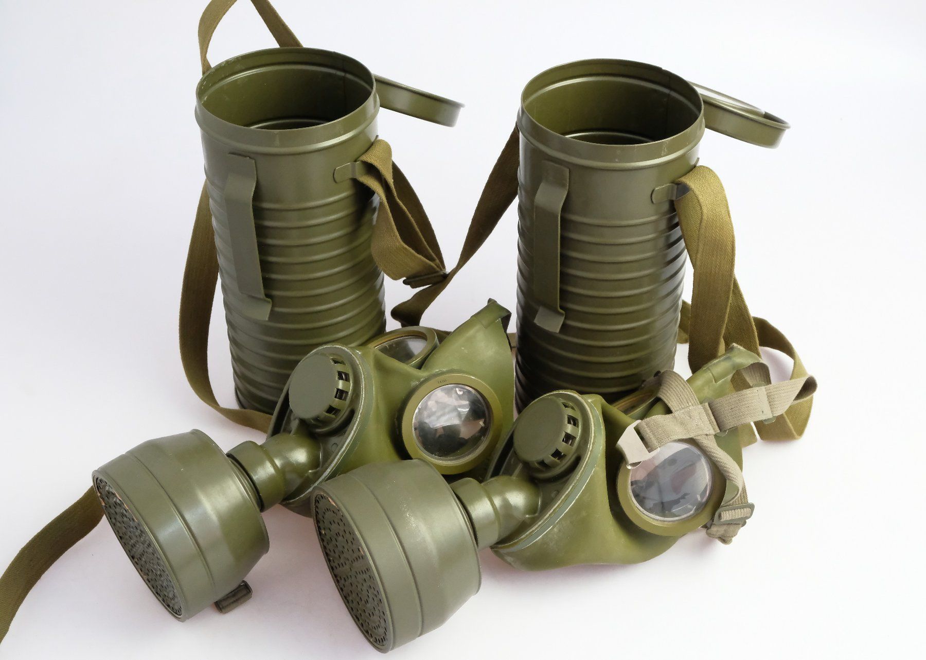 Ausrüstung & Ersatzteile: Zwei Schweizer Armee Gasmasken – Gebraucht aus Volketswil von
