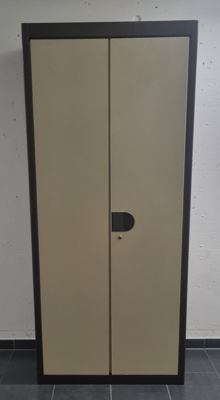 Armadi: Zweitüriger Metallschrank – Usato da Dübendorf venduto da topo73