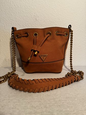 Guess Kaoma Crossbody Bucket Bag, Braun, Top Zustand