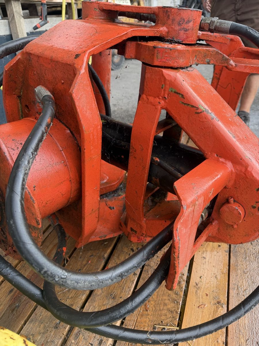 Pinze: Grappin forestier hydraulique rotator – Usato da Montagny-les-Monts venduto da Leo.Geni 5