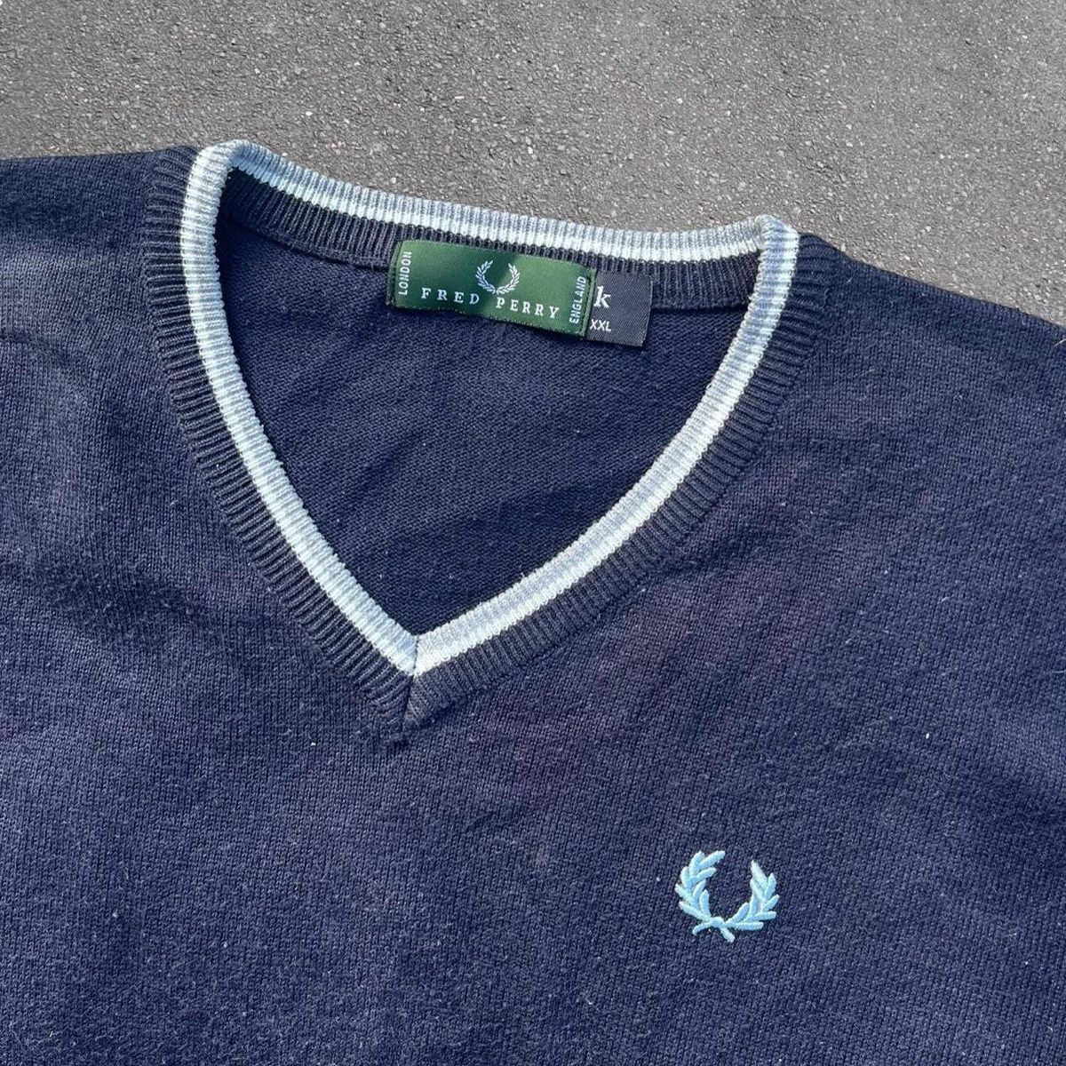 Fred Perry Maglioni & Felpe: Fred Perry Knit Sweater V-Neck Navyblue – Usato da Riehen venduto da art_c76v 1