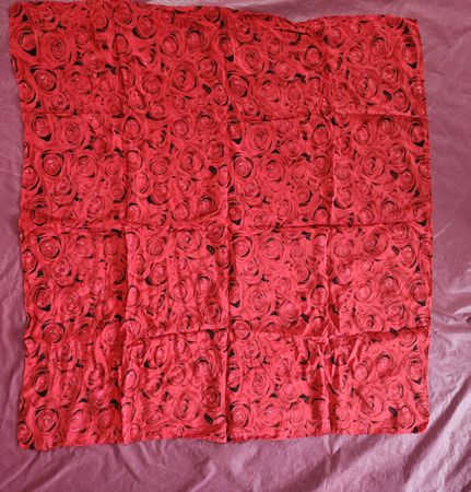 Foulard  soie femme imprimé roses rouge 