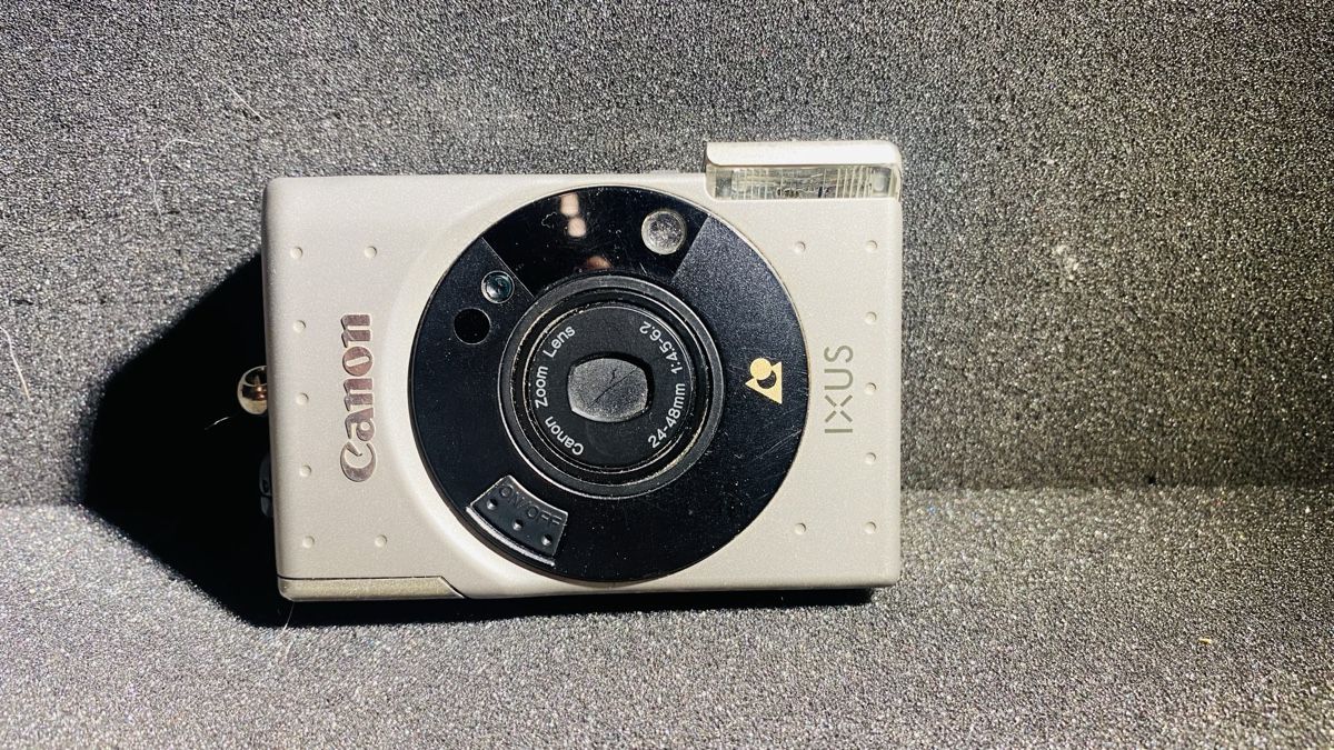 Canon Fotocamera: Kompakte Canon IXUS Zoom Kamera – Usato da Wädenswil venduto da YDHYDEAT