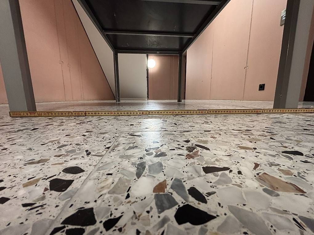 Tische: Tisch mit Schwarzglasplatte – Gebraucht aus Kriens von nor_5ph9 3