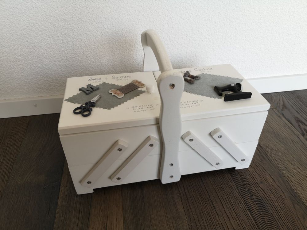 Odoria Miniatur-Nähmaschine Mit Nähkästchen – 1/12 Maßstab, Aus Metall & Holz, Für Puppenhäuser